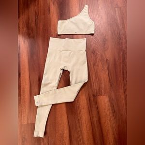 SET ACTIVE set in color Oat Milk!